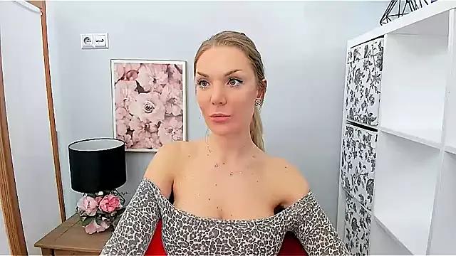 AulloraHoney from StripChat is Freechat