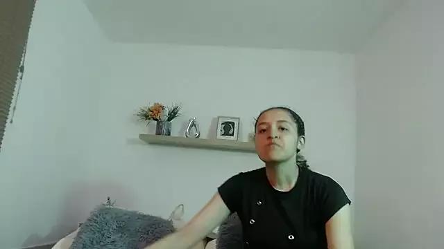 honeys_18 from StripChat is Freechat