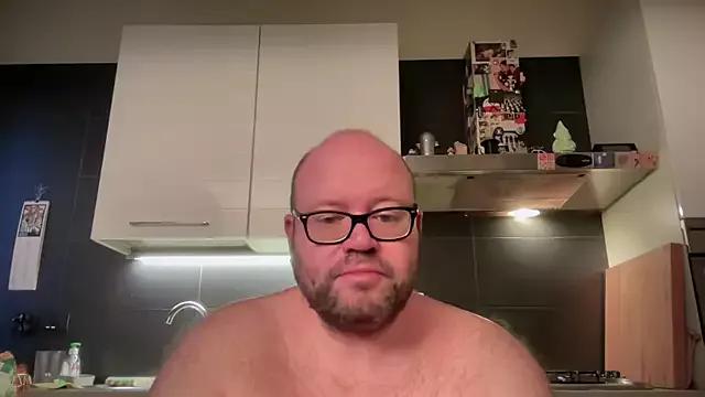 theitalianbear from StripChat is Freechat
