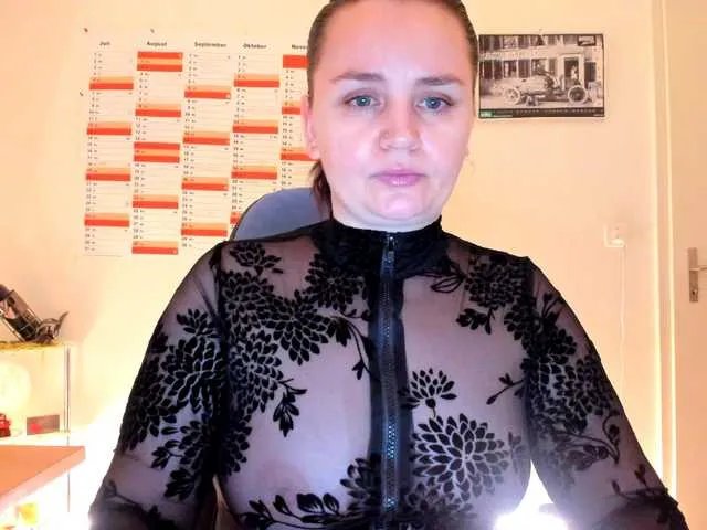 Elieen2 on BongaCams 