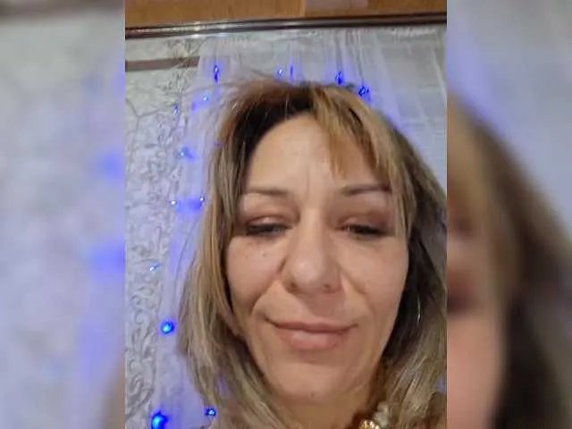 krisred on BongaCams