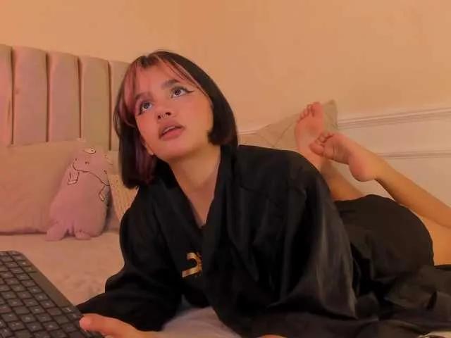 lena-fox — Lena vive a travs de las sensaciones; cada vibracin, cada roce y cada suspiro la envuelven en una mezcla de placer y deseo