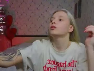 berry_assortment — GOAL: naked kiss [47 tokens remaining] HOTTEST OIL SHOW WITH TWO SEXY GIRLS #blonde #skinny #bigass #lesbian #teen