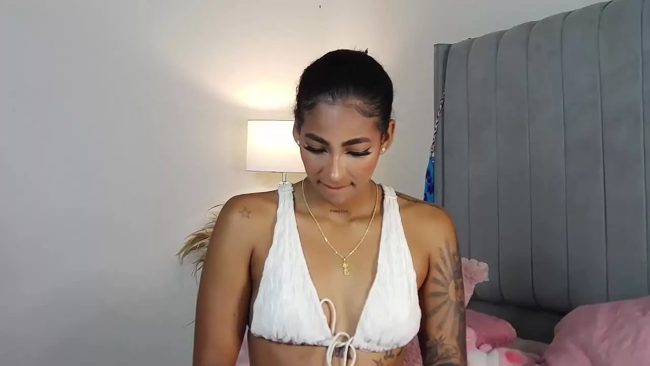 LauraBenet on Streamray