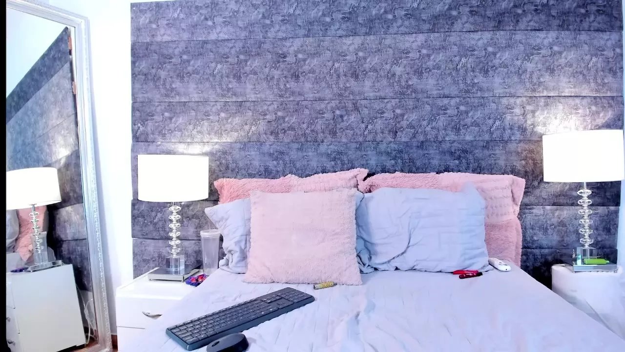 LauraBenet on Streamray