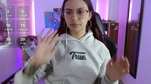 AlanaGarcia19 on StripChat 