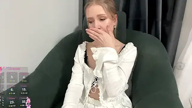 Alice_meow15 on StripChat