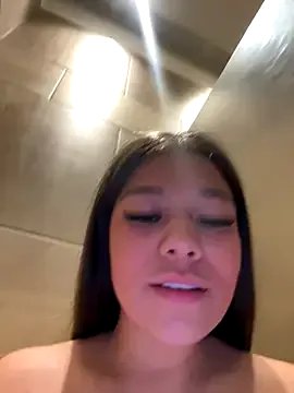 Alyshanon18 on StripChat