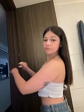 Alyshanon18 on StripChat