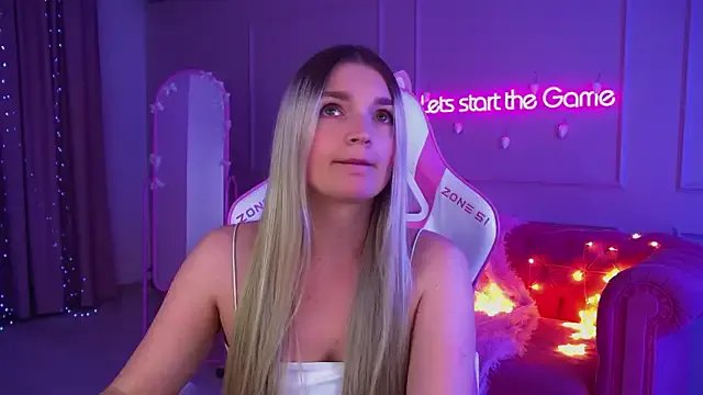 AnnyRaii on StripChat 