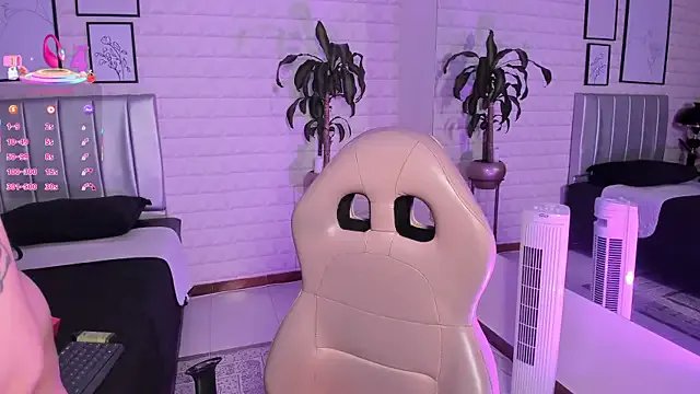 bella-green on StripChat 