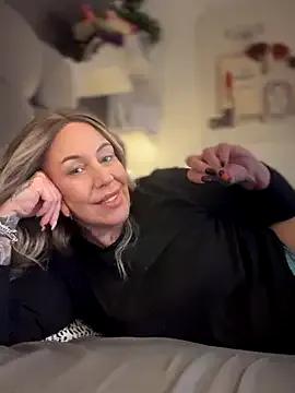 blondebitch2 — Domi head in pussy