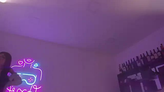 Bonnie_Luxury — show cum ?