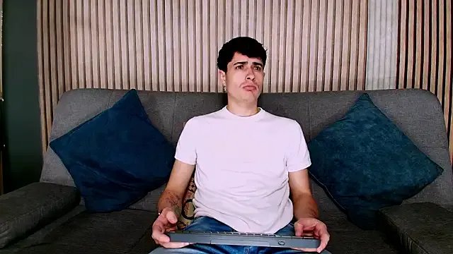 bro_friends on StripChat