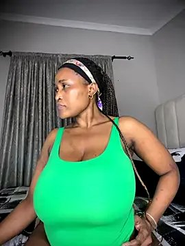 Bustygoddess32 on StripChat