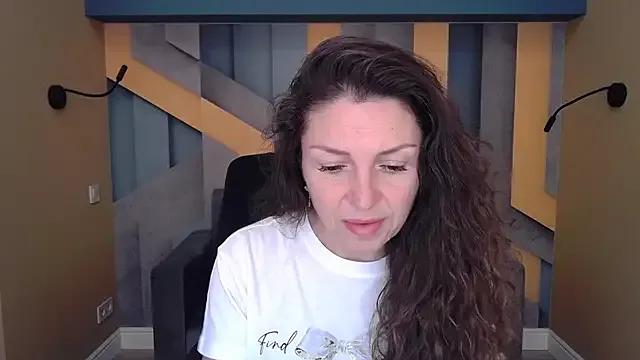 EllaLong on StripChat 