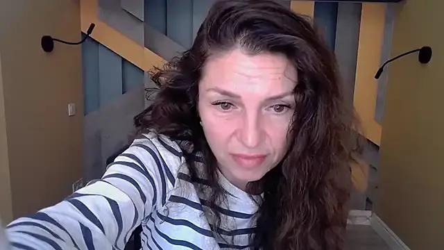 EllaLong on StripChat 