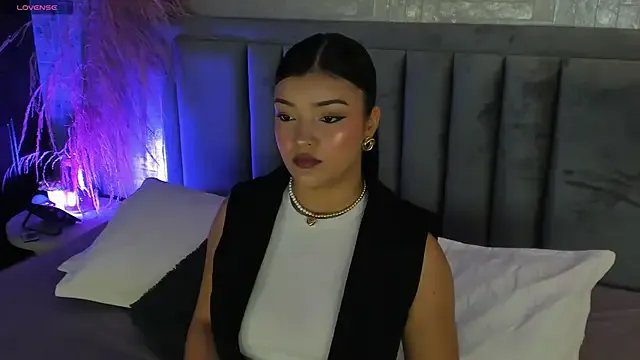 EmmaBlossom on StripChat 