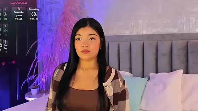 EmmaBlossom on StripChat 