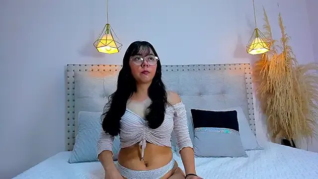 Esmeralda_cutes on StripChat 