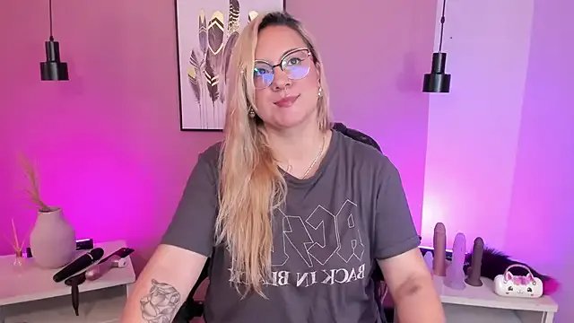 hollie_joliie on StripChat 