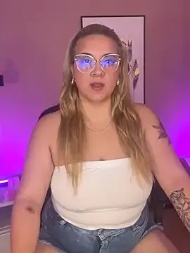 hollie_joliie on StripChat 