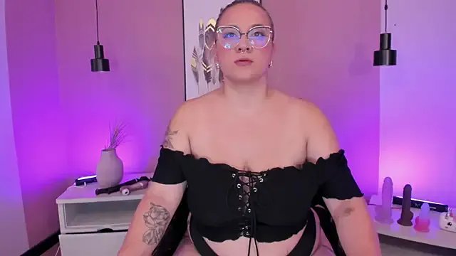 hollie_joliie on StripChat 