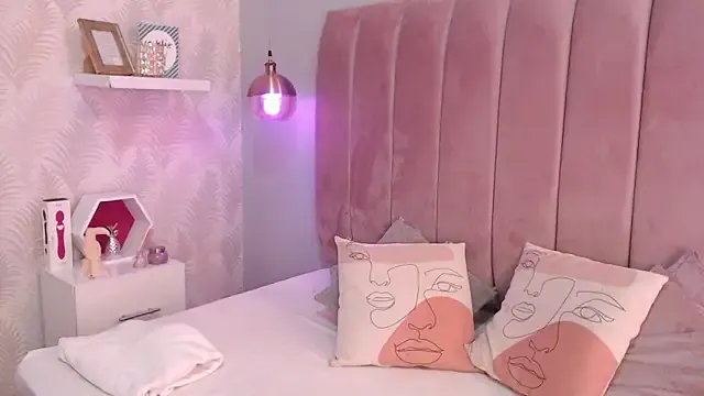 LeenaBrown on StripChat 