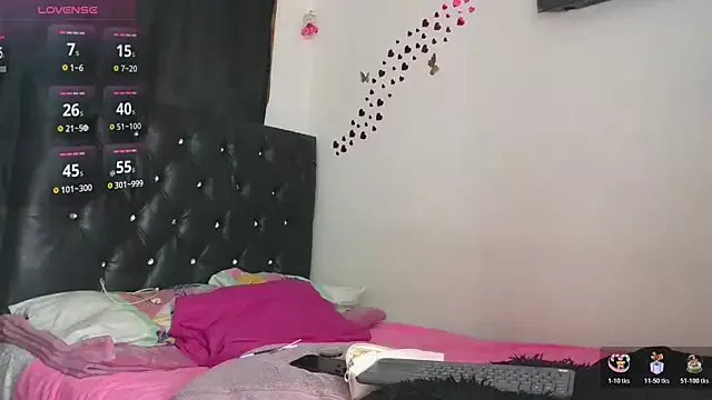 littleayshel on StripChat 