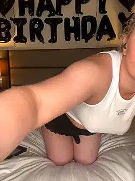 RebeccaSquirtsXXX on StripChat 