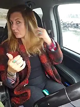 SheIsSomething on StripChat