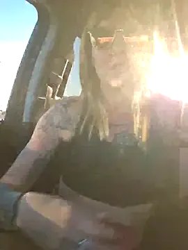 SheIsSomething on StripChat