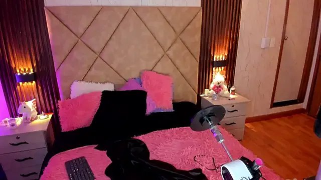 SummersAngel on StripChat