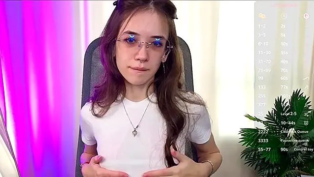 tinyanie on StripChat