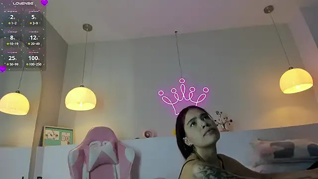 violeth_hill on StripChat