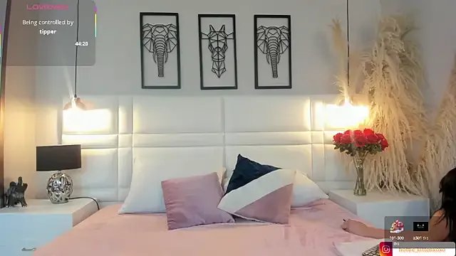 Viollet_xoxo on StripChat