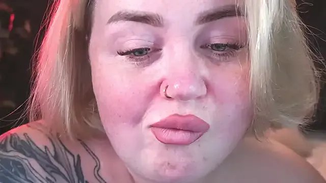 ZaraReignn on StripChat 